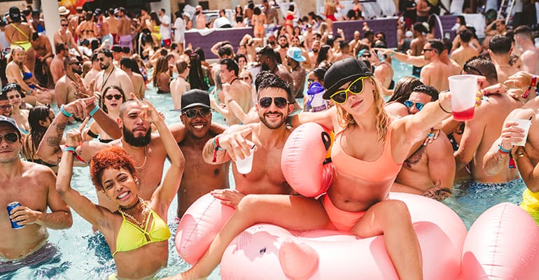 In fact, Las Vegas pool parties are more popular than the nightclubs. 